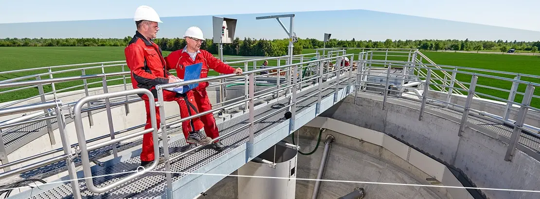 AllTec-Mitarbeiter stehen auf einer Baustelle