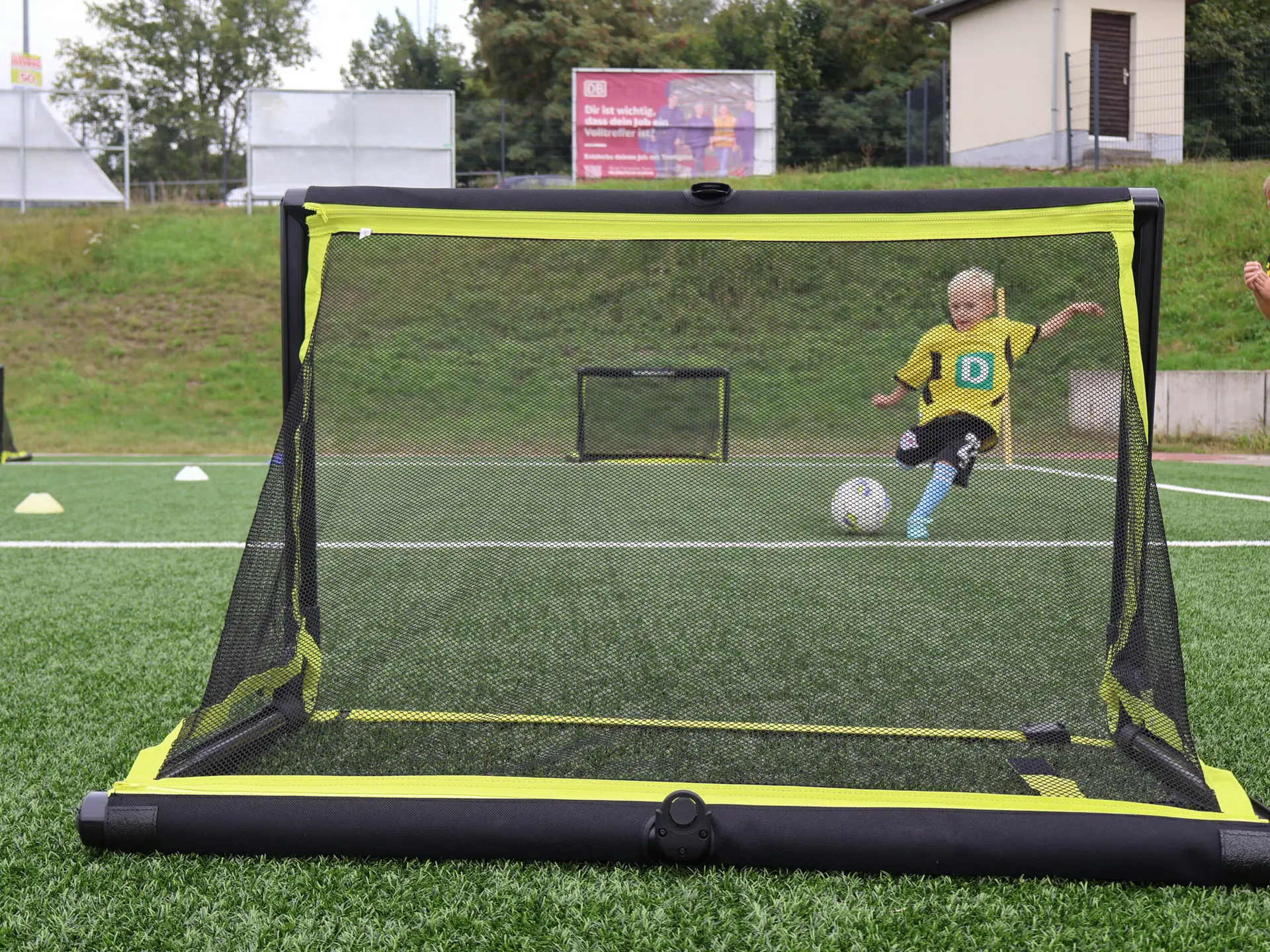 Nachwuchsförderung durch AllTec, Kind spielt Fußball