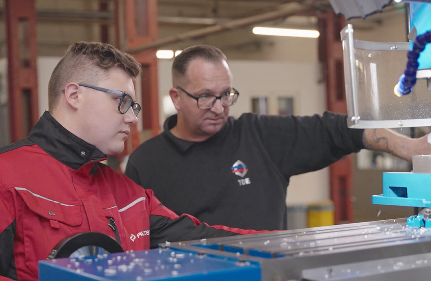 Ausbilder leitet Azubi an