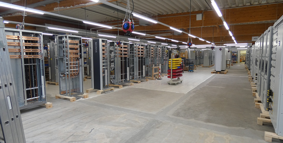 Eine freie Fläche im Bereich des Schaltanlagenbaus.