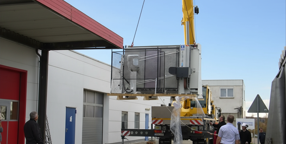 Anlieferung der neuen CNC Maschine.