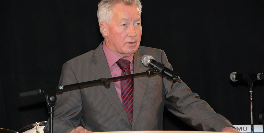 Der Mitgründer und langjährige Geschäftsführer Herr Wünsche hält eine Abschiedsrede.