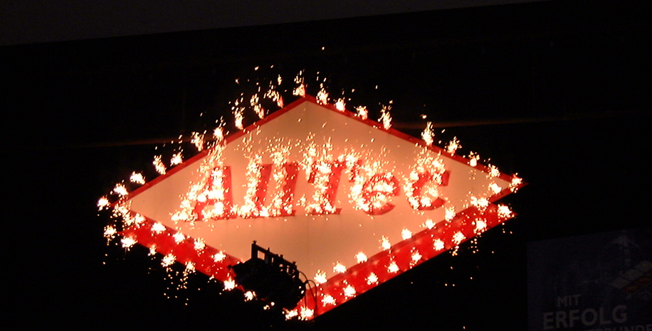 Das alte AllTec-Logo wird durch Feuerwerk erleuchtet.